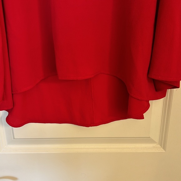 Vince Camuto Women’s Cut out Shoulder High Low Red Blouse Size XL - Picture 3 of 7